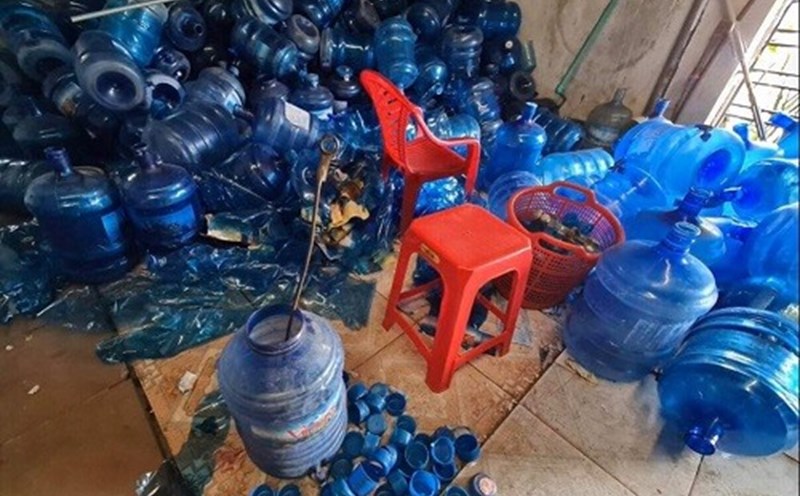 “Bát nháo” nước uống đóng bình cung cấp trong trường học