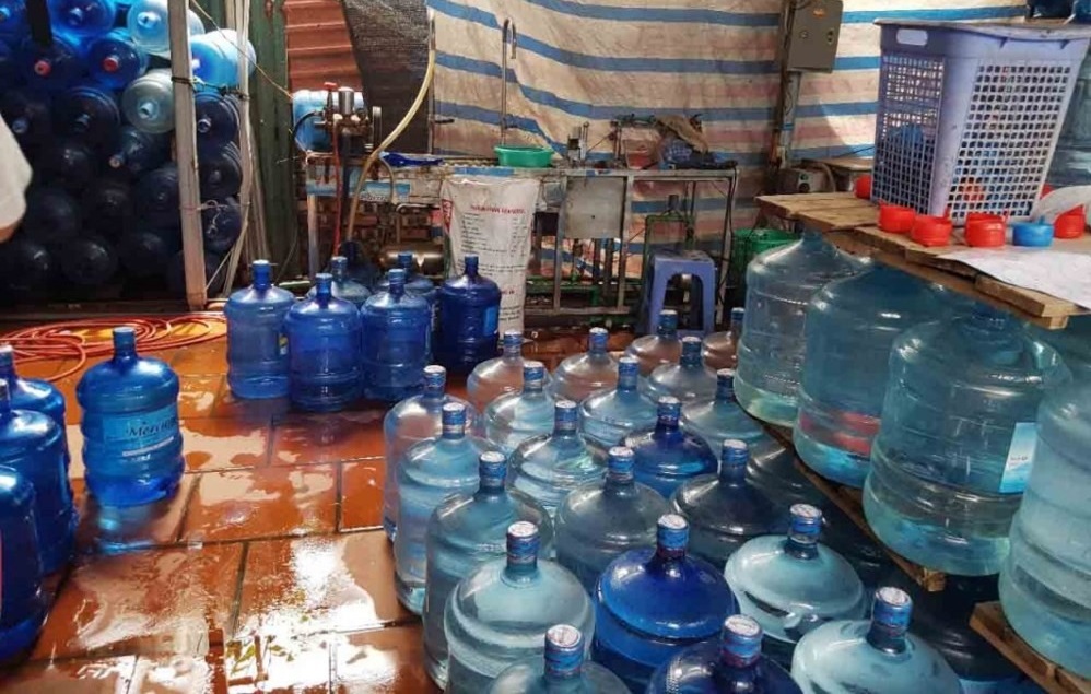 Bơm nước sông làm… nước tinh khiết đóng chai đóng bình