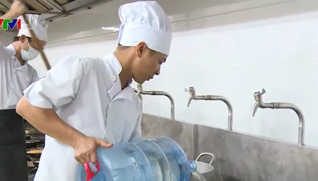 Lo nguồn nước bẩn, nhiều trường học ở Hà Nội ngừng sử dụng nước ô nhiễm