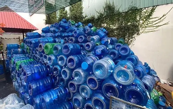 Tại sao nước đóng bình chỉ có 15k: Đừng uống nữa nếu không muốn gan, thận hỏng hết