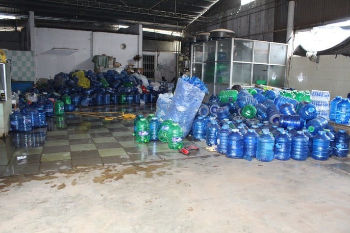 ‘Lạnh gáy’ quy trình làm nước đóng chai lấy từ… nghĩa địa