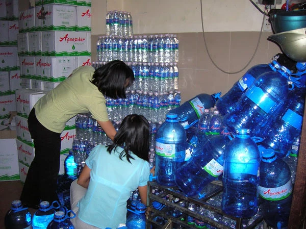 Hãi hùng sự thật về nước đóng chai, nếu biết bạn còn dám uống?