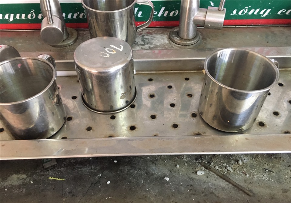 Cần cẩn trọng khi học sinh dùng chung cốc trong trường học