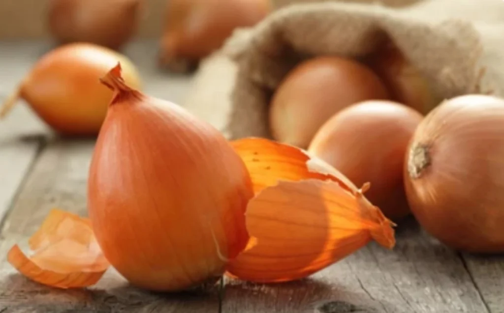 Bạn sẽ không vứt bỏ vỏ hành tây sau khi biết những lợi ích sau